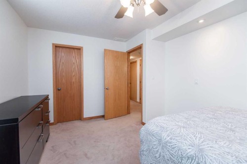 90 Alberts Close, Red Deer, AB - Indoor Photo Showing Bedroom