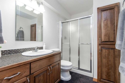 90 Alberts Close, Red Deer, AB - Indoor Photo Showing Bathroom