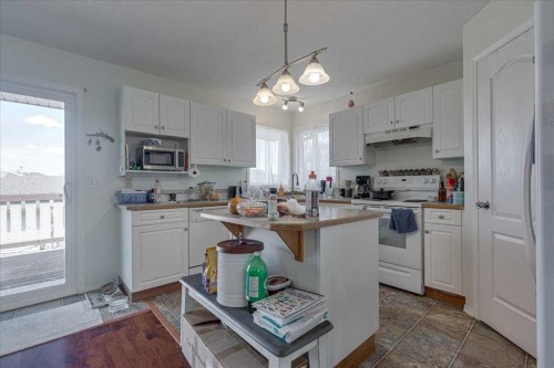 4 Harrison Road, Sylvan Lake, AB - Indoor Photo Showing Kitchen