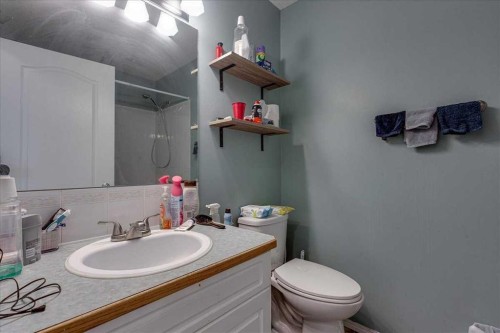 4 Harrison Road, Sylvan Lake, AB - Indoor Photo Showing Bathroom