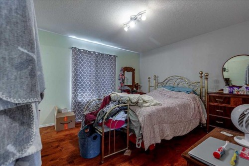 4 Harrison Road, Sylvan Lake, AB - Indoor Photo Showing Bedroom