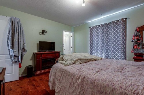 4 Harrison Road, Sylvan Lake, AB - Indoor Photo Showing Bedroom