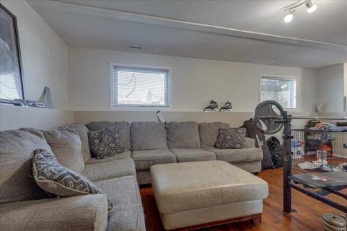 4 Harrison Road, Sylvan Lake, AB - Indoor Photo Showing Living Room
