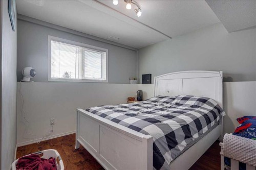 4 Harrison Road, Sylvan Lake, AB - Indoor Photo Showing Bedroom