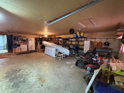 2731 6 Street, Calling Lake, AB - Indoor Photo Showing Garage
