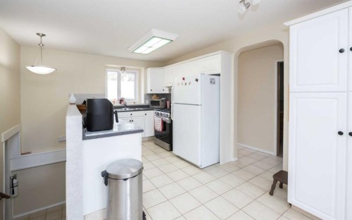 2731 6 Street, Calling Lake, AB - Indoor Photo Showing Kitchen