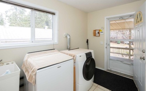 2731 6 Street, Calling Lake, AB - Indoor Photo Showing Laundry Room