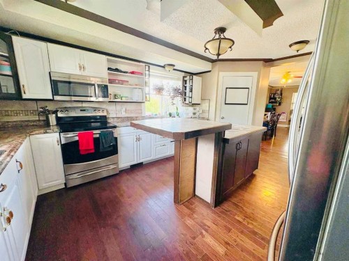 5024 49 Street, Clive, AB - Indoor Photo Showing Kitchen