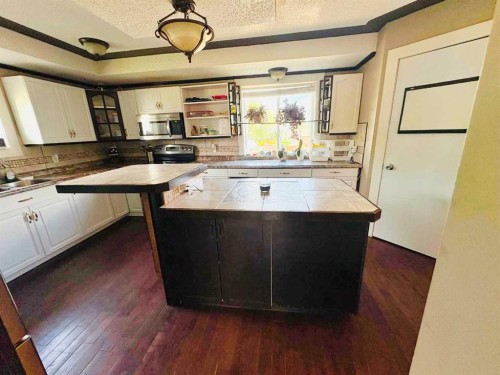 5024 49 Street, Clive, AB - Indoor Photo Showing Kitchen