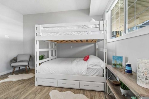 113-5210 Lakeshore Drive, Sylvan Lake, AB - Indoor Photo Showing Bedroom