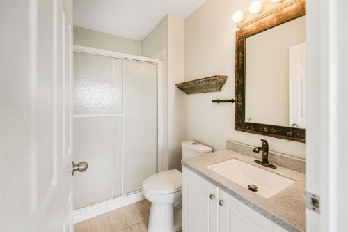17-6300 Orr Drive, Red Deer, AB - Indoor Photo Showing Bathroom
