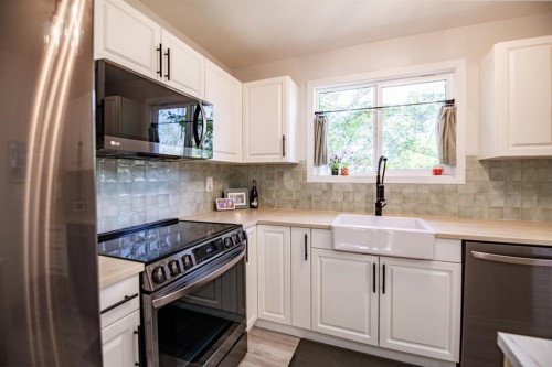 105 Erickson Drive, Red Deer, AB - Indoor Photo Showing Kitchen With Stainless Steel Kitchen