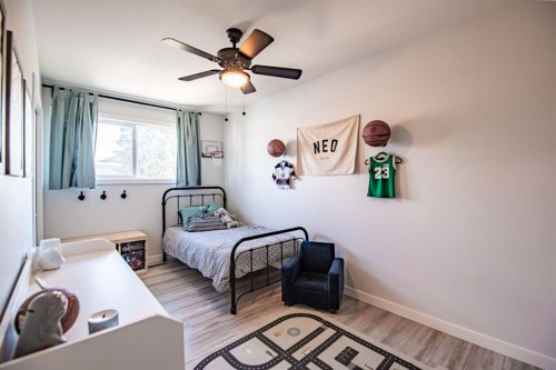 105 Erickson Drive, Red Deer, AB - Indoor Photo Showing Bedroom
