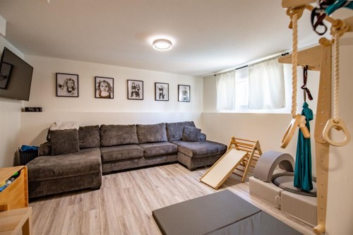 105 Erickson Drive, Red Deer, AB - Indoor Photo Showing Living Room