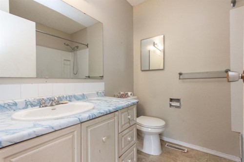 35 Oyen Crescent, Red Deer, AB - Indoor Photo Showing Bathroom