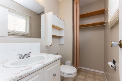 35 Oyen Crescent, Red Deer, AB - Indoor Photo Showing Bathroom