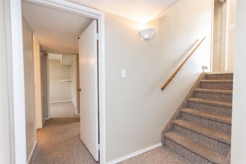 35 Oyen Crescent, Red Deer, AB - Indoor Photo Showing Other Room