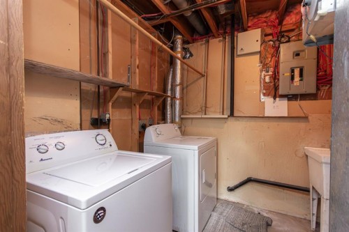 35 Oyen Crescent, Red Deer, AB - Indoor Photo Showing Laundry Room