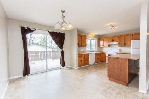 35 Oyen Crescent, Red Deer, AB - Indoor Photo Showing Kitchen