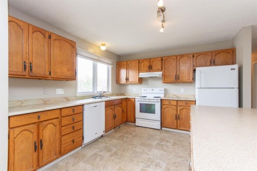 35 Oyen Crescent, Red Deer, AB - Indoor Photo Showing Kitchen