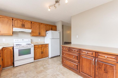 35 Oyen Crescent, Red Deer, AB - Indoor Photo Showing Kitchen
