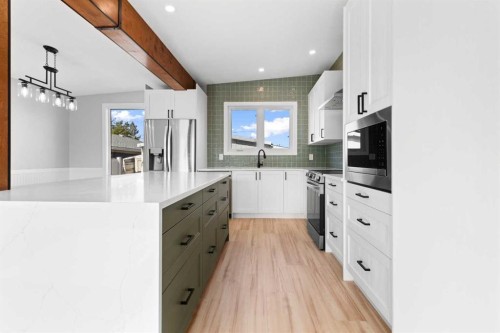3210 43 Avenue, Red Deer, AB - Indoor Photo Showing Kitchen With Upgraded Kitchen
