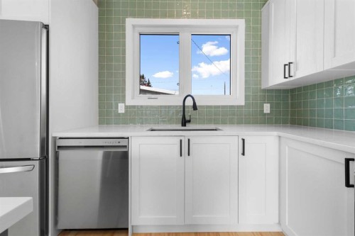 3210 43 Avenue, Red Deer, AB - Indoor Photo Showing Kitchen