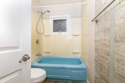 3905 46 Street, Red Deer, AB - Indoor Photo Showing Bathroom