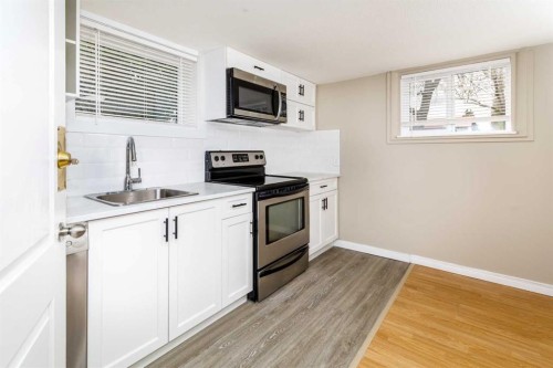 3905 46 Street, Red Deer, AB - Indoor Photo Showing Kitchen