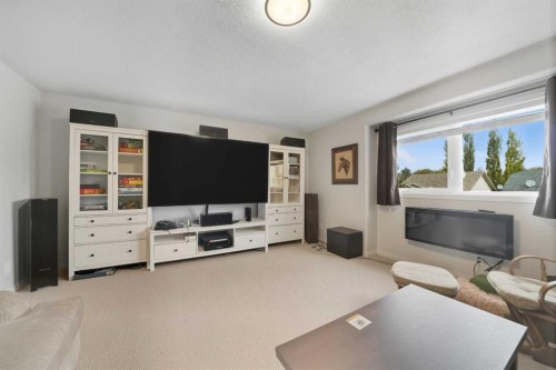 65 Asmundsen Avenue, Red Deer, AB - Indoor Photo Showing Living Room