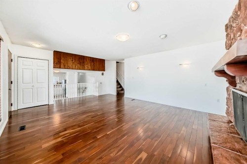 2 Nichols Crescent, Red Deer, AB - Indoor Photo Showing Kitchen