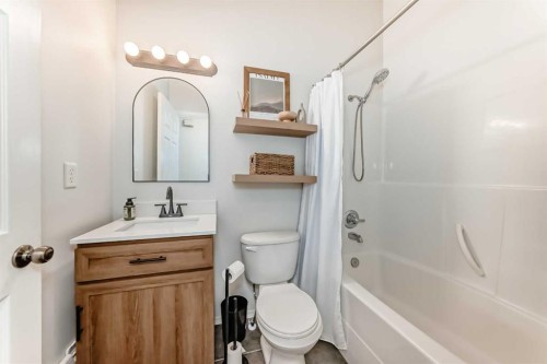 6 Timmons Close, Lacombe, AB - Indoor Photo Showing Bathroom
