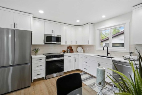 105 Cunningham Crescent, Red Deer, AB - Indoor Photo Showing Kitchen