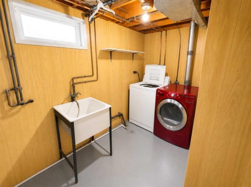 5110 51, Castor, AB - Indoor Photo Showing Laundry Room