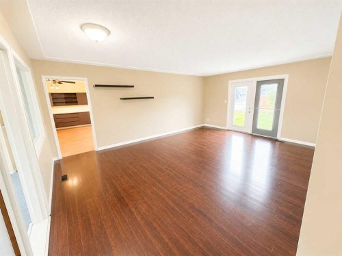 5110 51, Castor, AB - Indoor Photo Showing Other Room