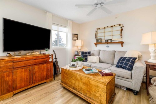 326-56 Carroll Crescent, Red Deer, AB - Indoor Photo Showing Living Room