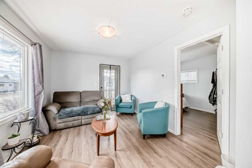 5602 51 Avenue, Lacombe, AB - Indoor Photo Showing Living Room