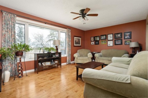 48107 Range Road 220, Rural Camrose County, AB - Indoor Photo Showing Living Room