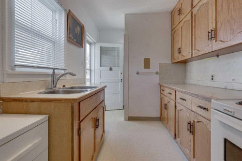 5013 54 Avenue, Ponoka, AB - Indoor Photo Showing Kitchen With Double Sink