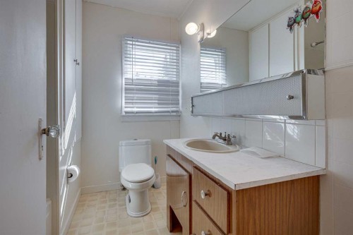 5013 54 Avenue, Ponoka, AB - Indoor Photo Showing Bathroom