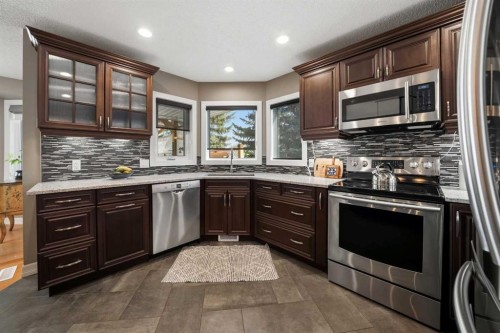 112 Denison Crescent, Red Deer, AB - Indoor Photo Showing Kitchen With Upgraded Kitchen