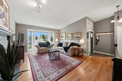 112 Denison Crescent, Red Deer, AB - Indoor Photo Showing Living Room