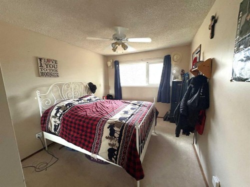 5602 47 Avenue West, Forestburg, AB - Indoor Photo Showing Bedroom
