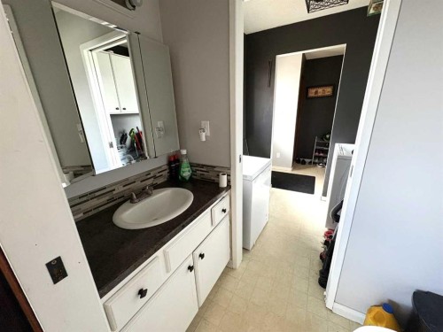 5602 47 Avenue West, Forestburg, AB - Indoor Photo Showing Bathroom