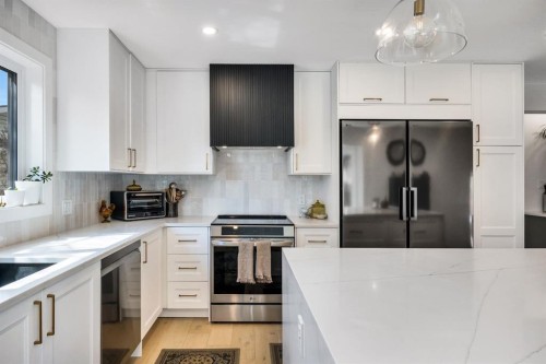 2021 112A Street, Edmonton, AB - Indoor Photo Showing Kitchen With Upgraded Kitchen