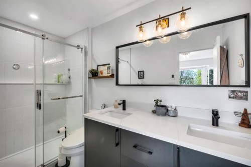 2021 112A Street, Edmonton, AB - Indoor Photo Showing Bathroom