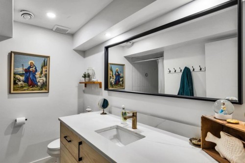2021 112A Street, Edmonton, AB - Indoor Photo Showing Bathroom