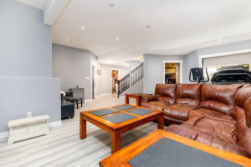 898 Ramage Crescent, Red Deer, AB - Indoor Photo Showing Living Room