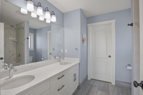 14 Tagish Avenue, Red Deer, AB - Indoor Photo Showing Bathroom
