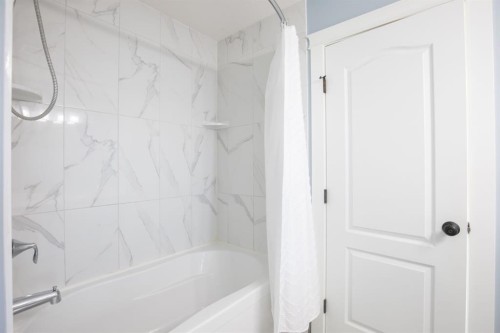 14 Tagish Avenue, Red Deer, AB - Indoor Photo Showing Bathroom